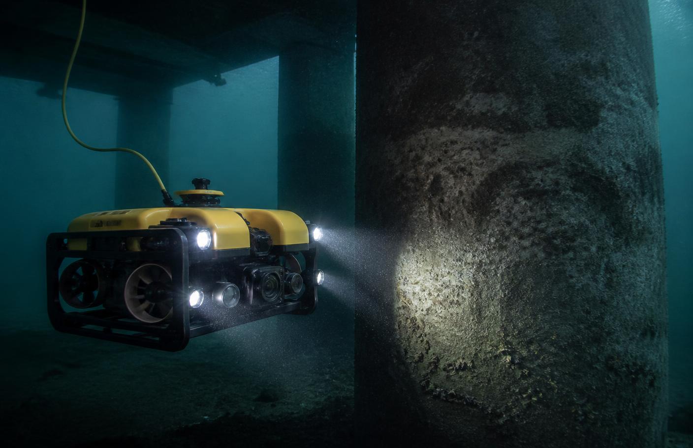 Tauchroboter (ROV) bei einer Unterwasserinspektion an einem Bauwerk